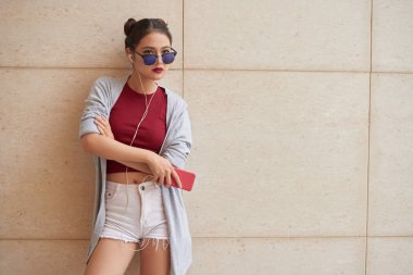 Serin Vietnamca kadın duvara duran güneş gözlüğü