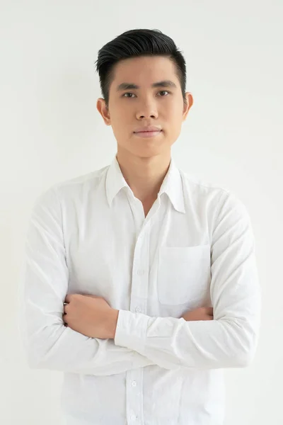 Confiante Atraente Asiático Homem Olhando Para Câmera — Fotografia de Stock
