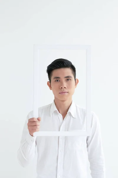 Junger Lächelnder Asiatischer Mann Blickt Durch Den Bilderrahmen Die Kamera — Stockfoto