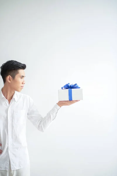 Joven Vietnamita Mirando Caja Regalos Mano —  Fotos de Stock