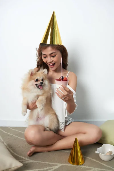 Young Woman Having Cake Birthday Her Dog — Stock Photo, Image