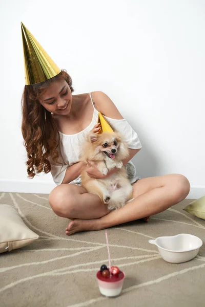 Vietnamesiska Kvinna Firar Födelsedag Hennes Hund — Stockfoto