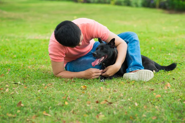 Tânăr Joacă Câinele Său Parc — Fotografie, imagine de stoc