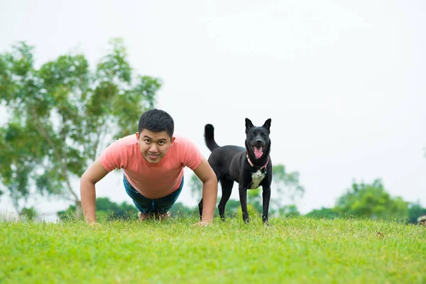 Jovem Vietnamita Exercitando Com Seu Ninho Cachorro Para Ele — Fotografia de Stock