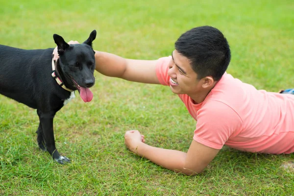 Sorrindo Homem Vietnamita Acariciando Seu Cão Bonito — Fotografia de Stock