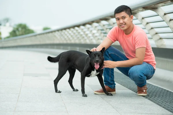 Portret Uśmiechający Się Azjatycki Człowiek Jego Pies — Zdjęcie stockowe