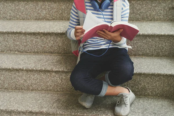 Schoolmeisje Zittend Stappen Het Boek Lezen — Stockfoto