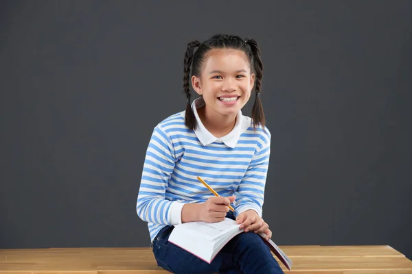 Alegre Colegiala Tomando Notas Libro —  Fotos de Stock