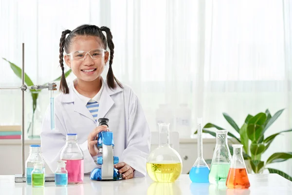 Портрет Счастливой Вьетнамской Школьницы Занимающейся Химией — стоковое фото