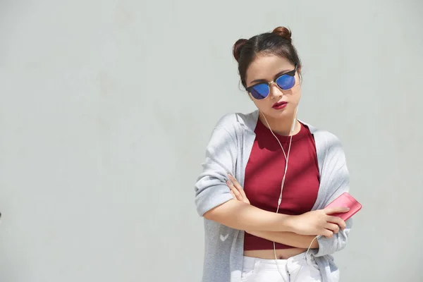 Retrato Mujer Joven Confiada Gafas Sol Con Smartphone —  Fotos de Stock