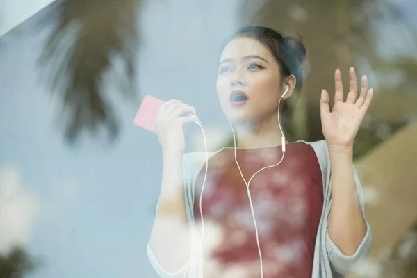 Schockierte Vietnamesische Junge Frau Schaut Aus Dem Fenster — Stockfoto