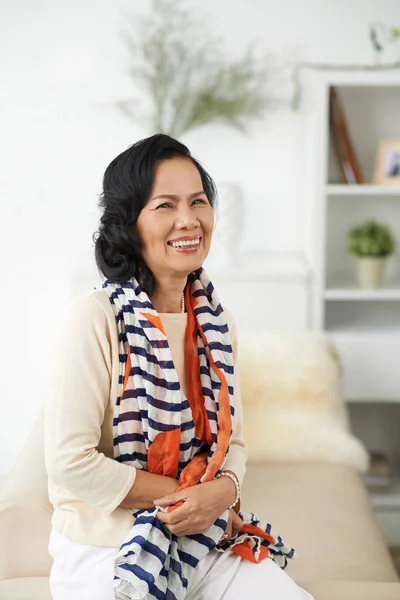 Portret Van Gelukkig Opgewonden Senior Aziatische Vrouw — Stockfoto