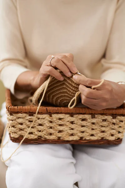 Mains Femme Âgée Tricot Maison — Photo