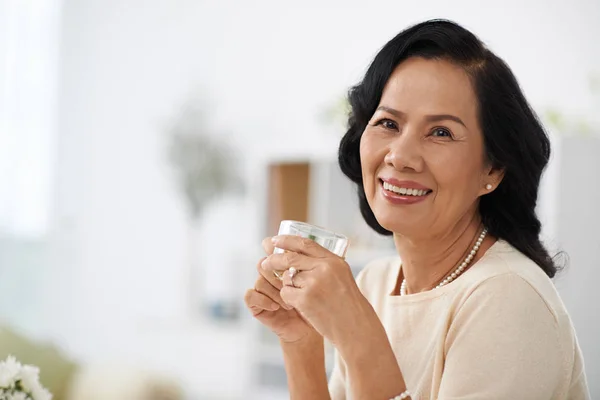 Fröhliche Ältere Asiatische Frau Genießt Eine Tasse Tee Und Schaut — Stockfoto