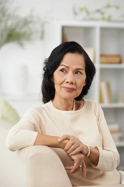 Porträt Einer Lächelnden Vietnamesischen Seniorin Die Über Etwas Nachdenkt — Stockfoto