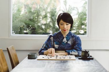 Git masa oyunu oynamak kimono Japon genç kadın portresi