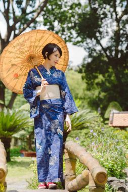 Bahçede yürüyüş geleneksel kimono Japon genç kadın