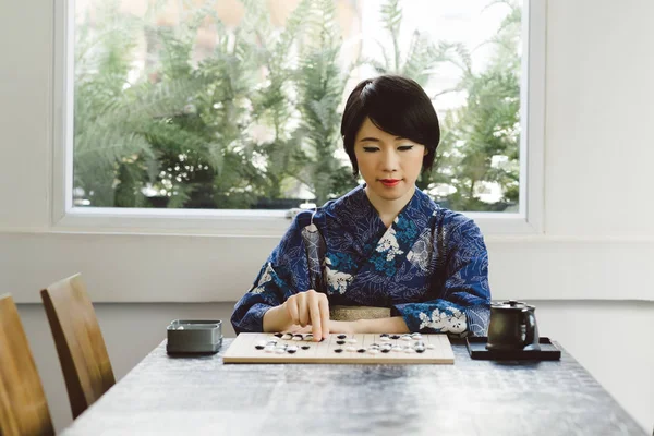 Retrato Japonês Jovem Mulher Quimono Jogar Board Game — Fotografia de Stock