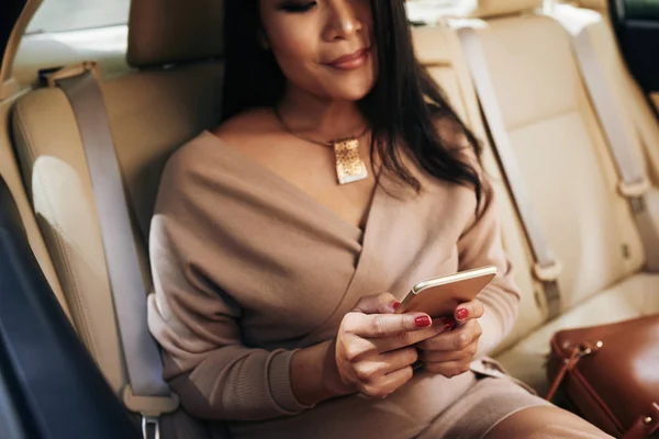 車やテキスト メッセージを誰かに座っている豪華な若い女性 — ストック写真