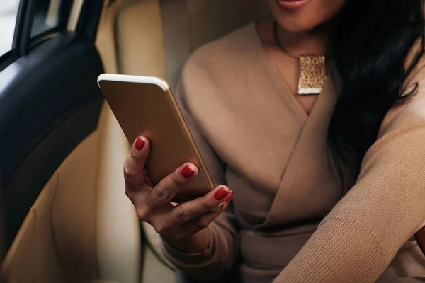 Smartphone Handen Kvinna Som Sitter Taxi — Stockfoto