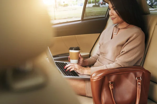 Ler Företag Dam Dricka Kaffe Och Arbetar Bärbar Dator — Stockfoto