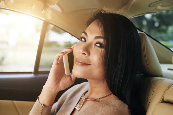 Hermosa Mujer Asiática Sonriente Llamando Por Teléfono Mirando Cámara — Foto de Stock