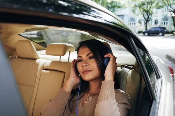 Mulher Bonita Desfrutando Música Quando Sentado Banco Trás Táxi — Fotografia de Stock