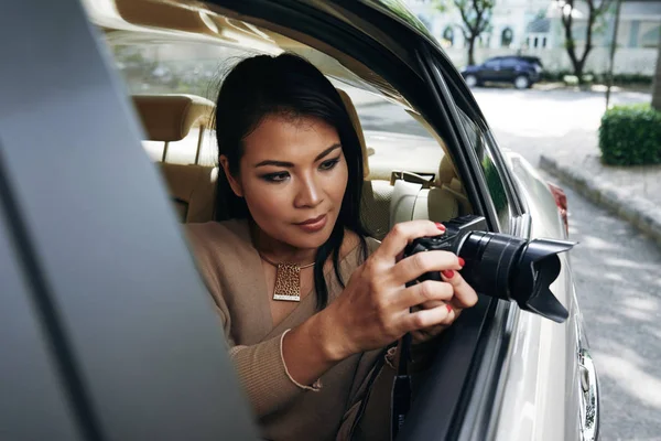 Atraktivní Mladá Žena Sedí Autě Pořizování Fotografií Digitální Fotoaparát — Stock fotografie