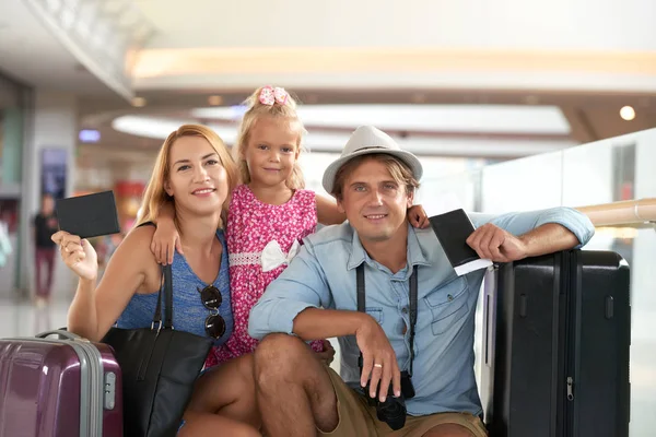 Portret Uśmiechający Się Rodziny Bagażem Posiadającym Paszporty — Zdjęcie stockowe