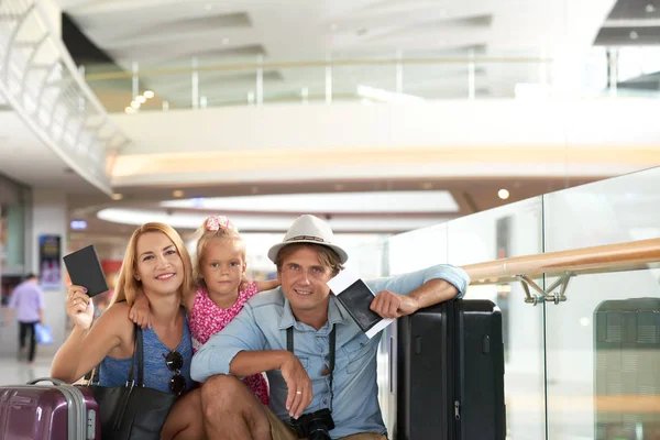 快乐的家庭在机场等待登机 — 图库照片