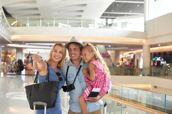 Güzel Gülümseyen Kadın Kocası Ile Kızı Selfie Alarak — Stok fotoğraf