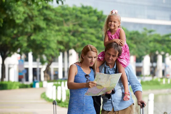 Family Using Map Find Sightseeing City — Stock Photo, Image
