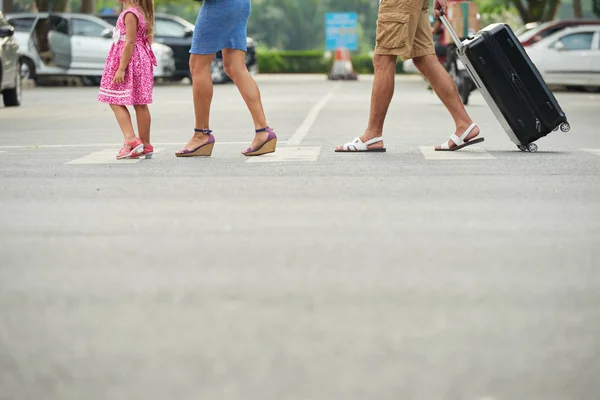 带手提箱穿过马路的家庭裁剪图像 — 图库照片