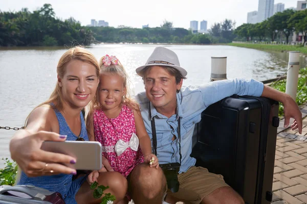 欢快的家庭一起拍摄城市河 — 图库照片