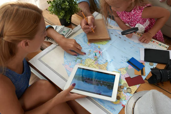 Família Escolhendo País Para Viajar Para Este Verão — Fotografia de Stock