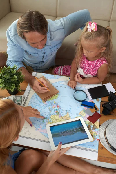 Семья Смотрит Карту Мира Обсуждая Провести Отпуск — стоковое фото