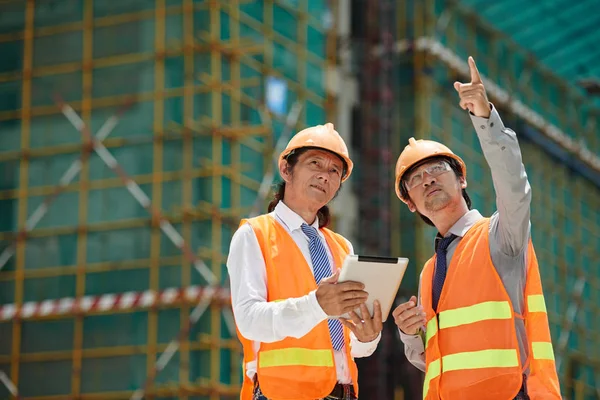 越南工程师讨论新建摩天大楼的建设 — 图库照片