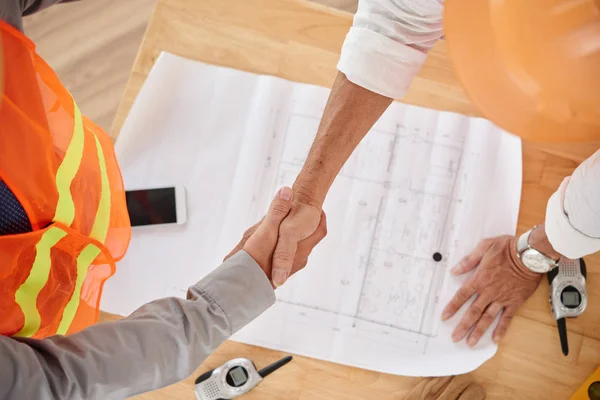 Firm Handshake Contractor Head Engineer Table Blueprint — Stock Photo, Image