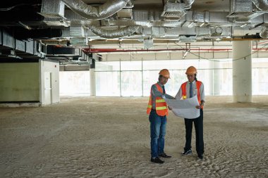 plan üzerinde seyir binada insanlar mimar