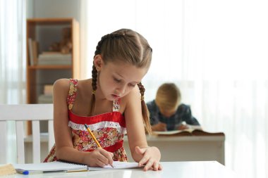 Kız bir şey sınıf ders kitabı çizim