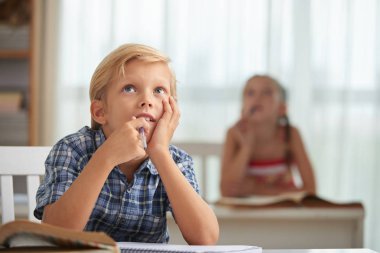 Sınıf ve ararken rüya gibi çocuk portresi
