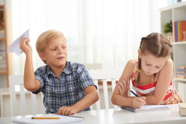 Yaramaz çocuk ile kağıt oynamaya ne zaman uçak içinde ders kitabı yazarken onun sınıf arkadaşı