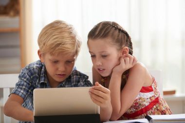Çocuk sınıf dijital tablet bir şey izliyor