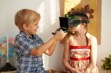 Erkek arkadaşına Smartphone vr kulaklık ayarlamak için yardım