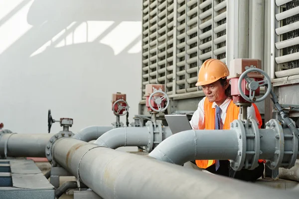 Vietnamesischer Arbeiter Liest Anleitung Bevor Anlagen Repariert — Stockfoto