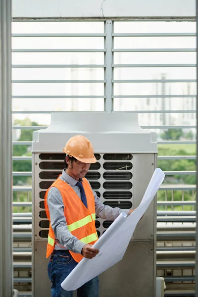 Ingeniero Vietnamita Examinando Esquema Sistema Ventilación — Foto de Stock