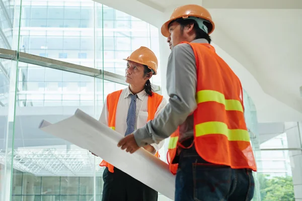 Twee Vietnamese Ingenieurs Met Blauwdruk Bespreken Proces Van Gebouw — Stockfoto