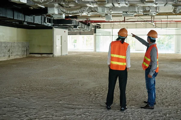 Hoofd Engineer Werk Uit Leggen Aan Zijn Collega — Stockfoto