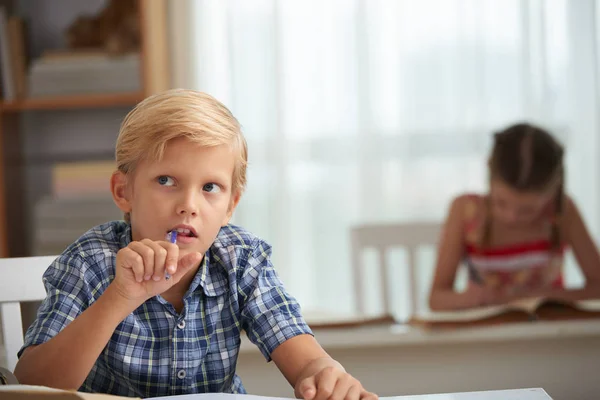 Porträtt Skolpojke Tänkande Över Idéer För Uppsats — Stockfoto