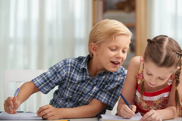 Souriant Écolier Criblant Papier Son Camarade Classe — Photo